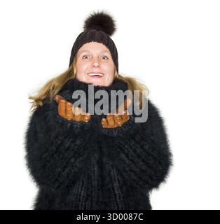 Das Model hat einen Angora-Pullover auf weißem Hintergrund als Komposin trägt ein Angora-Pullover auf weißem Hintergrund Stockfoto