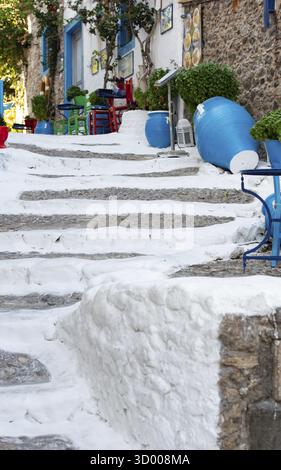 Alte weiße berühmte Treppe in Kos Stadt mit seinem Fischrestaurant auf der Insel Kos Griechenland Alte weiße berühmte Treppe in Kos Stadt mit Fischresta Stockfoto