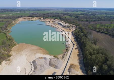 Kiesabbau in einer Kiesgrube während eines Drohnenfluges Kiesabbau in einer Kiesgrube während eines Drohnenflugs Stockfoto