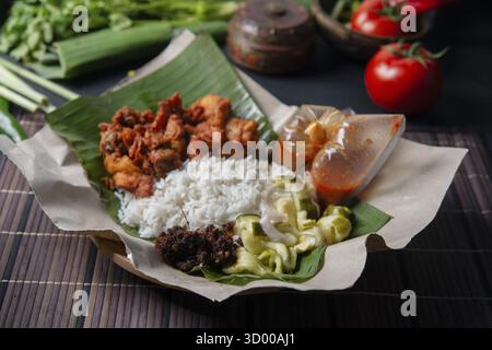 Nasi kukus Ayam Berempah, beliebte traditionelle malaiische lokale Küche Stockfoto