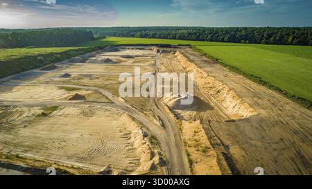 Aus der Vogelperspektive Kiesabbau aus der Luft in einer Kiesgrube aus der Vogelperspektive Kiesabbau aus der Luft in einer Kiesgrube Stockfoto