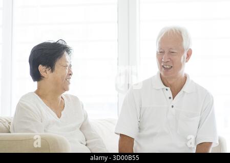Porträt eines glücklichen asiatischen älteren Paares, das zu Hause spricht, alte Senioren im Ruhestand Stockfoto