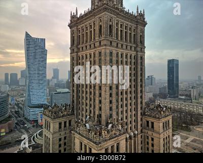 Nahaufnahme der Drohne des Kulturpalastes in Warschau mit Schwerpunkt auf den komplizierten architektonischen Details und der kontrastierenden modernen Skyscra Stockfoto