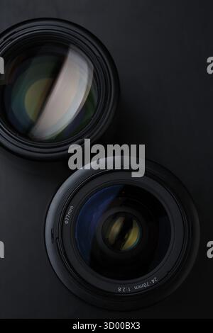 Zwei Kamera-Objektive Nahaufnahme auf leeren schwarzen Hintergrund Stockfoto