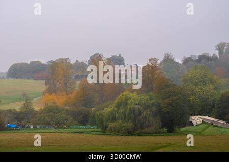 Zwei Teilnehmer des Watford FC Taylor Trek passieren das Grove Hotel auf dem Grand Union Canal Path Stockfoto