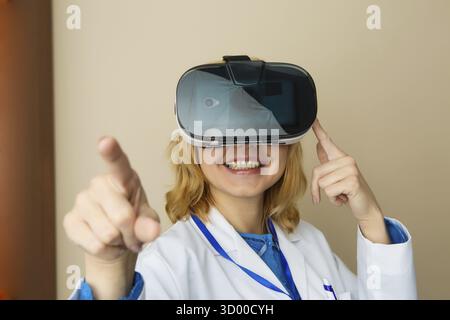 Arzt in Gläsern der virtuellen Realität im Krankenhaus Stockfoto