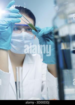 Nachwuchswissenschaftler, der mit Reagenzien im Labor arbeitet Stockfoto