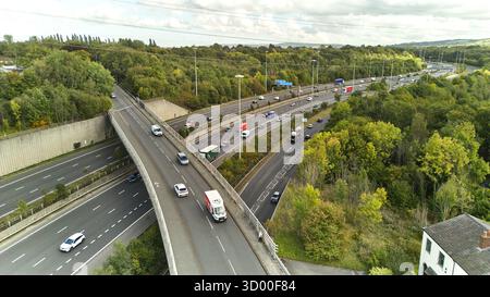 Die Brinnington Road überquert die Autobahn M60 in Stockport Stockfoto