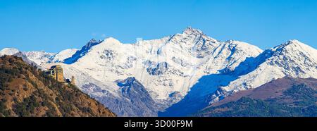 Ultrabreite XPan-Panoramakomposition mit der Abtei Sacra di San Michele auf dem Monte Pirchiriano im Piemont, Italien. Der Schwenkrahmen capt Stockfoto