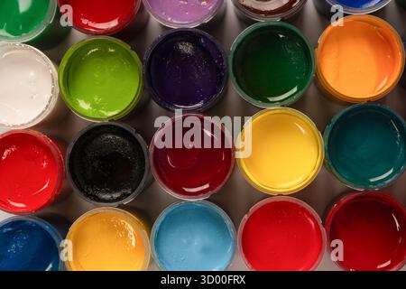 Gouache farbenfrohe Farben Set. Gläser mit Gouachefarbe isoliert auf weißem Hintergrund. Stockfoto