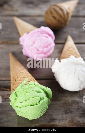 Verschiedene Arten von Eis in Waffeln auf alten rustikalen Holz Vintage Hintergrund Stockfoto