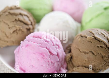 Schließen Sie die Sammlung von Eislöffeln auf dem Teller Stockfoto