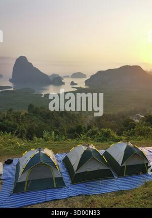 Camping am Samet Nangshe, Aussichtspunkt in der Bucht von Phang Nga Stockfoto
