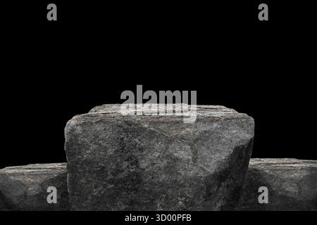 Podium aus Stein auf dunkelschwarzem Hintergrund. Stockfoto