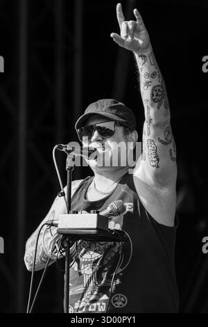 WARMDUSCHER, KONZERT, 2025: Craig Higgins (Cams Baker Jr.) von der Rockband Warmduscher spielt auf der Bergbühne. Brecon, Wales, Großbritannien, 17. August 2025. Das Green Man Festival 2025. Foto: Rob Watkins/Alamy Live News. INFO: Warmduscher ist eine 2014 in London gegründete Band, die Funk, Punk und verschlafenen Rock mit surrealem Humor verbindet. Bekannt für wilde Live-Shows, sorgt der krasselige Sound für Chaos und Groove. Stockfoto