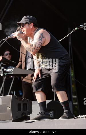 WARMDUSCHER, KONZERT, 2025: Craig Higgins (Cams Baker Jr.) von der Rockband Warmduscher spielt auf der Bergbühne. Brecon, Wales, Großbritannien, 17. August 2025. Das Green Man Festival 2025. Foto: Rob Watkins/Alamy Live News. INFO: Warmduscher ist eine 2014 in London gegründete Band, die Funk, Punk und verschlafenen Rock mit surrealem Humor verbindet. Bekannt für wilde Live-Shows, sorgt der krasselige Sound für Chaos und Groove. Stockfoto