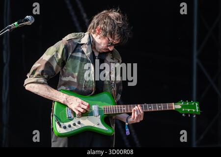 WARMDUSCHER, KONZERT, 2025: Adam J. Harmer (Quicksand) an der Gitarre der Rockband Warmduscher spielt auf der Bergbühne. Brecon, Wales, Großbritannien, 17. August 2025. Das Green Man Festival 2025. Foto: Rob Watkins/Alamy Live News. INFO: Warmduscher ist eine 2014 in London gegründete Band, die Funk, Punk und verschlafenen Rock mit surrealem Humor verbindet. Bekannt für wilde Live-Shows, sorgt der krasselige Sound für Chaos und Groove. Stockfoto