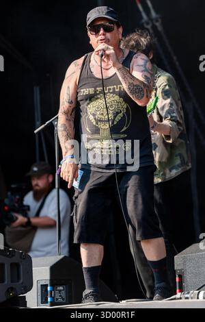 WARMDUSCHER, KONZERT, 2025: Craig Higgins (Cams Baker Jr.) von der Rockband Warmduscher spielt auf der Bergbühne. Brecon, Wales, Großbritannien, 17. August 2025. Das Green Man Festival 2025. Foto: Rob Watkins/Alamy Live News. INFO: Warmduscher ist eine 2014 in London gegründete Band, die Funk, Punk und verschlafenen Rock mit surrealem Humor verbindet. Bekannt für wilde Live-Shows, sorgt der krasselige Sound für Chaos und Groove. Stockfoto