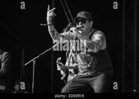 WARMDUSCHER, KONZERT, 2025: Craig Higgins (Cams Baker Jr.) von der Rockband Warmduscher spielt auf der Bergbühne. Brecon, Wales, Großbritannien, 17. August 2025. Das Green Man Festival 2025. Foto: Rob Watkins/Alamy Live News. INFO: Warmduscher ist eine 2014 in London gegründete Band, die Funk, Punk und verschlafenen Rock mit surrealem Humor verbindet. Bekannt für wilde Live-Shows, sorgt der krasselige Sound für Chaos und Groove. Stockfoto