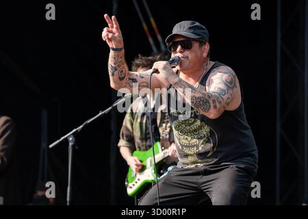 WARMDUSCHER, KONZERT, 2025: Craig Higgins (Cams Baker Jr.) von der Rockband Warmduscher spielt auf der Bergbühne. Brecon, Wales, Großbritannien, 17. August 2025. Das Green Man Festival 2025. Foto: Rob Watkins/Alamy Live News. INFO: Warmduscher ist eine 2014 in London gegründete Band, die Funk, Punk und verschlafenen Rock mit surrealem Humor verbindet. Bekannt für wilde Live-Shows, sorgt der krasselige Sound für Chaos und Groove. Stockfoto
