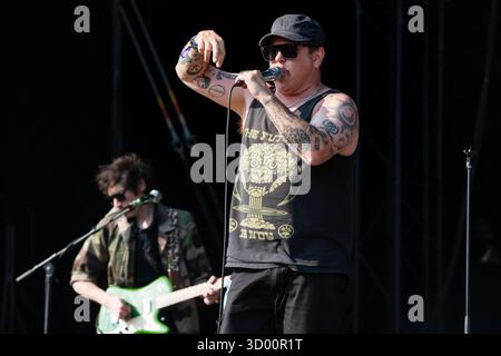 WARMDUSCHER, KONZERT, 2025: Craig Higgins (Cams Baker Jr.) von der Rockband Warmduscher spielt auf der Bergbühne. Brecon, Wales, Großbritannien, 17. August 2025. Das Green Man Festival 2025. Foto: Rob Watkins/Alamy Live News. INFO: Warmduscher ist eine 2014 in London gegründete Band, die Funk, Punk und verschlafenen Rock mit surrealem Humor verbindet. Bekannt für wilde Live-Shows, sorgt der krasselige Sound für Chaos und Groove. Stockfoto