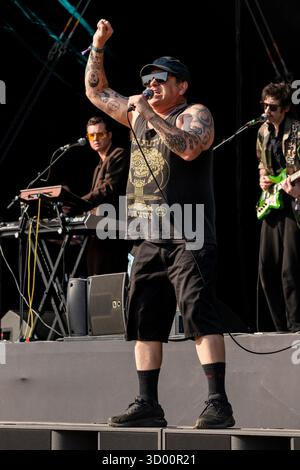 WARMDUSCHER, KONZERT, 2025: Craig Higgins (Cams Baker Jr.) von der Rockband Warmduscher spielt auf der Bergbühne. Brecon, Wales, Großbritannien, 17. August 2025. Das Green Man Festival 2025. Foto: Rob Watkins/Alamy Live News. INFO: Warmduscher ist eine 2014 in London gegründete Band, die Funk, Punk und verschlafenen Rock mit surrealem Humor verbindet. Bekannt für wilde Live-Shows, sorgt der krasselige Sound für Chaos und Groove. Stockfoto