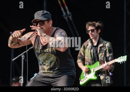 WARMDUSCHER, KONZERT, 2025: Craig Higgins (Cams Baker Jr.) von der Rockband Warmduscher spielt auf der Bergbühne. Brecon, Wales, Großbritannien, 17. August 2025. Das Green Man Festival 2025. Foto: Rob Watkins/Alamy Live News. INFO: Warmduscher ist eine 2014 in London gegründete Band, die Funk, Punk und verschlafenen Rock mit surrealem Humor verbindet. Bekannt für wilde Live-Shows, sorgt der krasselige Sound für Chaos und Groove. Stockfoto