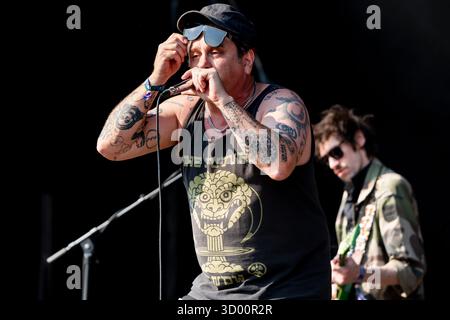 WARMDUSCHER, KONZERT, 2025: Craig Higgins (Cams Baker Jr.) von der Rockband Warmduscher spielt auf der Bergbühne. Brecon, Wales, Großbritannien, 17. August 2025. Das Green Man Festival 2025. Foto: Rob Watkins/Alamy Live News. INFO: Warmduscher ist eine 2014 in London gegründete Band, die Funk, Punk und verschlafenen Rock mit surrealem Humor verbindet. Bekannt für wilde Live-Shows, sorgt der krasselige Sound für Chaos und Groove. Stockfoto