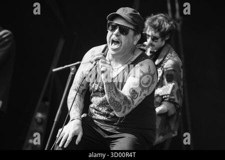 WARMDUSCHER, KONZERT, 2025: Craig Higgins (Cams Baker Jr.) von der Rockband Warmduscher spielt auf der Bergbühne. Brecon, Wales, Großbritannien, 17. August 2025. Das Green Man Festival 2025. Foto: Rob Watkins/Alamy Live News. INFO: Warmduscher ist eine 2014 in London gegründete Band, die Funk, Punk und verschlafenen Rock mit surrealem Humor verbindet. Bekannt für wilde Live-Shows, sorgt der krasselige Sound für Chaos und Groove. Stockfoto