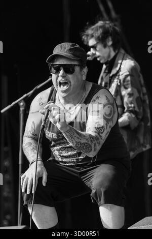 WARMDUSCHER, KONZERT, 2025: Craig Higgins (Cams Baker Jr.) von der Rockband Warmduscher spielt auf der Bergbühne. Brecon, Wales, Großbritannien, 17. August 2025. Das Green Man Festival 2025. Foto: Rob Watkins/Alamy Live News. INFO: Warmduscher ist eine 2014 in London gegründete Band, die Funk, Punk und verschlafenen Rock mit surrealem Humor verbindet. Bekannt für wilde Live-Shows, sorgt der krasselige Sound für Chaos und Groove. Stockfoto