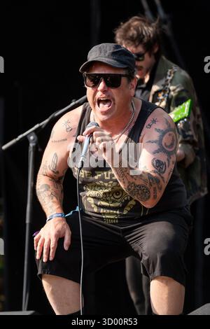 WARMDUSCHER, KONZERT, 2025: Craig Higgins (Cams Baker Jr.) von der Rockband Warmduscher spielt auf der Bergbühne. Brecon, Wales, Großbritannien, 17. August 2025. Das Green Man Festival 2025. Foto: Rob Watkins/Alamy Live News. INFO: Warmduscher ist eine 2014 in London gegründete Band, die Funk, Punk und verschlafenen Rock mit surrealem Humor verbindet. Bekannt für wilde Live-Shows, sorgt der krasselige Sound für Chaos und Groove. Stockfoto