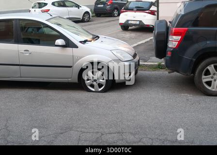 Cremona, Italien – 2. Oktober 2025 Silver Ford Fiesta parkte auf einer Wohnstraße mit einem sichtbar flachen Vorderreifen, Nahaufnahme von der Seite mit einem leeren Reifen Stockfoto