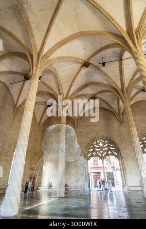 Werk des katalanischen Künstlers Jaume Plensa im gotischen Gebäude von La Lonja, Palma, Mallorca, Balearen, Spanien Stockfoto