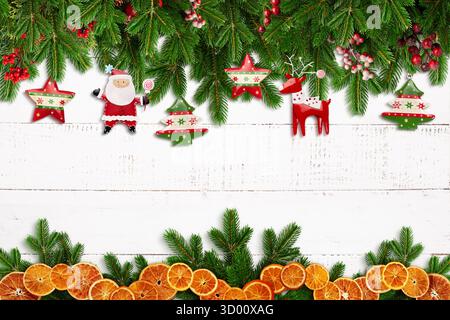Weihnachtsgirlande mit Weihnachtsmann und Ornamenten auf weißem Holz Stockfoto