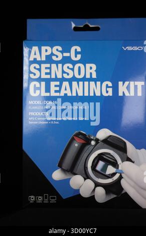 EXETER, DEVON, Vereinigtes Königreich 9. SEPTEMBER 2024 Einzelverpackung mit isoliertem Produkt auf schwarzem Hintergrund, ungeöffnetem Karton mit APS-C Sensor Cleaning Kit Stockfoto