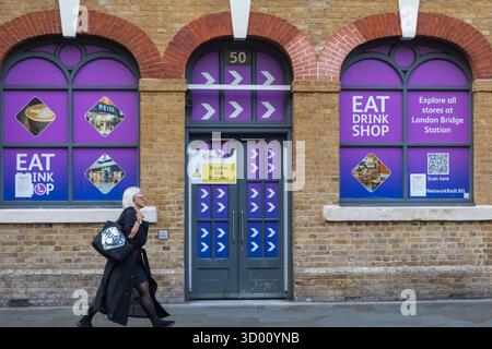 England, London, Southwark, Bahnhof London Bridge, Frau, die in der Straße läuft Stockfoto