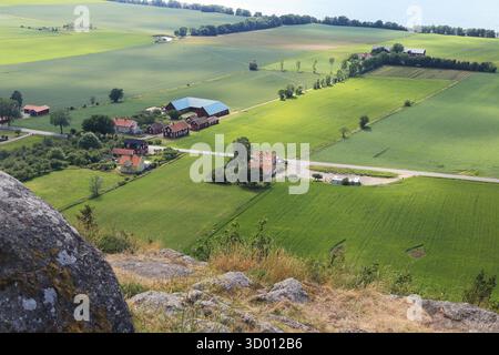 BRAGEHUS, SCHWEDEN - 28. JUNI 2014: Das ist eine Luftaufnahme der Landschaft in der Nähe des Vetternsees. Stockfoto