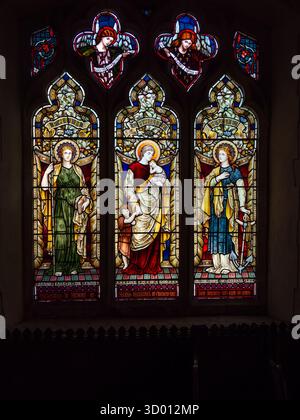 Viktorianisches Buntglasfenster aus dem 19. Jahrhundert mit Darstellung von glaube, Hoffnung und Nächstenliebe, Kirche St. George, Shimpling Village, Suffolk, Großbritannien Stockfoto