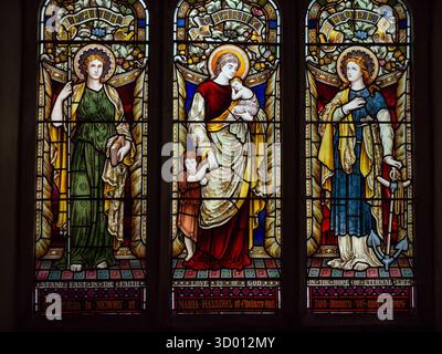 Viktorianisches Buntglasfenster aus dem 19. Jahrhundert mit Darstellung von glaube, Hoffnung und Nächstenliebe, Kirche St. George, Shimpling Village, Suffolk, Großbritannien Stockfoto