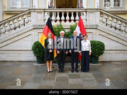 Wien, Österreich. Oktober 2025. Bundespräsident Frank-Walter Steinmeier und seine Frau Elke Büdenbender (l) sowie der österreichische Präsident Alexander van der Bellen und seine Frau Doris Schmidauer (r) stehen bei einer Fotogelegenheit im Schweizer Hof nebeneinander. Quelle: Soeren Stache/dpa/Alamy Live News Stockfoto