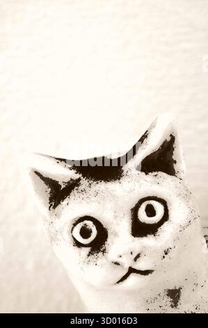 Graphisches Sepiabild eines Kopf- oder Porzellanmodells einer Katze mit starrenden Augen Stockfoto