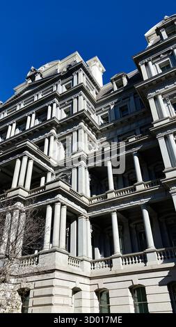 Washington, DC, USA - 22. November 2023: Große architektonische Fassade Eisenhower Executive Office Building mit Säulen und verzierten Details in Washingt Stockfoto