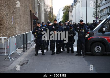 Paris, Frankreich. Oktober 2025. Der ehemalige Präsident Nicolas Sarkozy kommt im Gefängnis La Sante an, wo er nach seiner Verurteilung im libyschen Finanzierungsfall inhaftiert wird. Paris, 21. Oktober 2025. - 21/10/2025 - France/Ile-de-France (Region)/Paris - Julien Mattia/Le Pictorium Credit: LE PICTORIUM/Alamy Live News Stockfoto