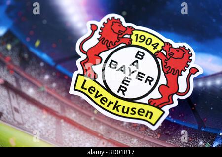 KIEW, UKRAINE - 23. FEBRUAR 2025 Bayer 04 Leverkusen Fußballklubabzeichen liegt auf dem Hintergrund des Fußballstadions Stockfoto