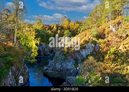 Dulsie Bridge und River Findhorn Nairn Scotland die von Bäumen gesäumte Schlucht im Herbst Stockfoto