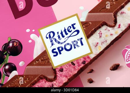 KIEW, UKRAINE - 19. APRIL 2025 Ritter Sport Fruity Duo Schokoladenriegel auf Papierhintergrund Nahaufnahme Stockfoto