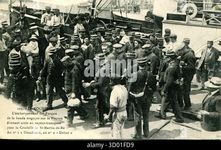 La Rochelle, französische Sträflinge begeben sich auf die Ile de Ré, bevor sie nach Französisch-Guayana aufbrechen Land: Frankreich Departement: 17 - Charente-Maritime Region: Nouvelle-Aquitaine (ehemals Poitou-Charentes) alte Postkarte, Ende des 19. Bis Anfang des 20. Jahrhunderts Stockfoto