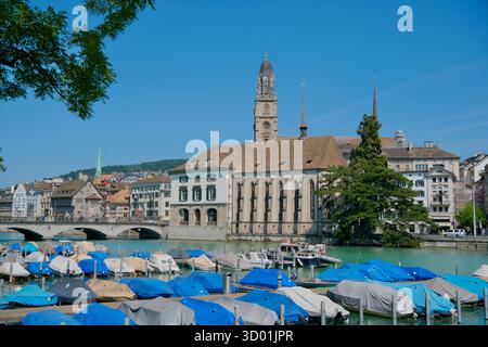 Schweiz, Zürich, der evangelische Dom Grossmünster und die gotische Wasserkirche am Ufer der Limmat Stockfoto