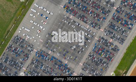 Mehrere Reihen von Autos, Fahrzeuge in der Automobilproduktion. Norditalien. Draufsicht der Antenne. Stockfoto
