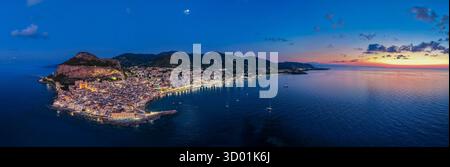 Italien, Sizilien, Tyrrhenische See, Provinz Palermo, Cefalu, historisches Zentrum (aus der Vogelperspektive) Stockfoto